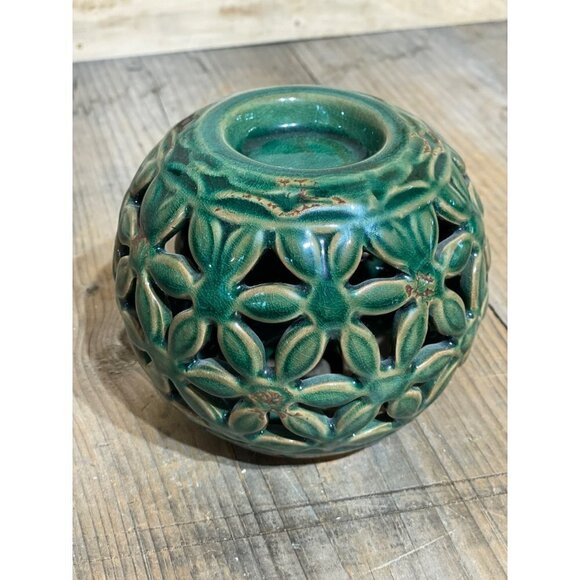 Gorgeous tea light candle holders. Flowers, round, green. Set of 2 - Picture 2 of 6